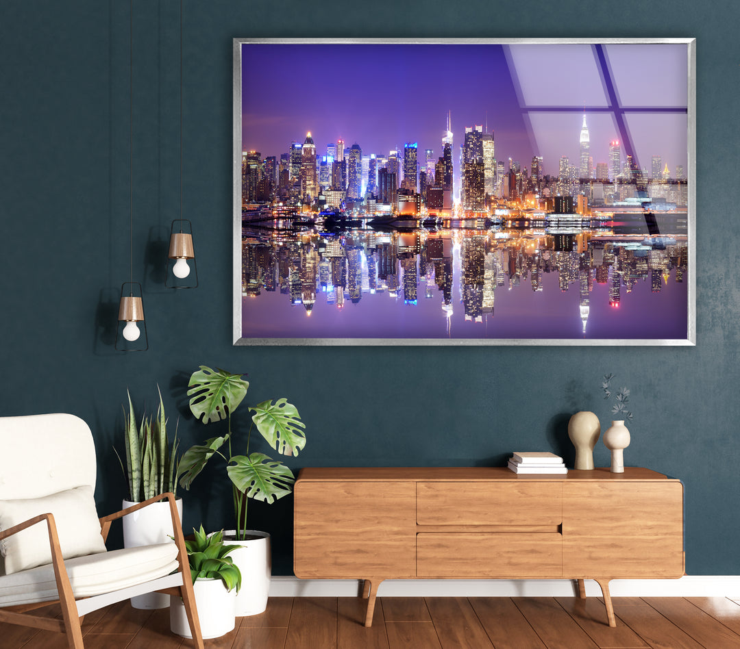 Glaswandkunst mit Skyline von New York City – Kultige Skyline von Manhattan mit atemberaubender Spiegelung am Wasser