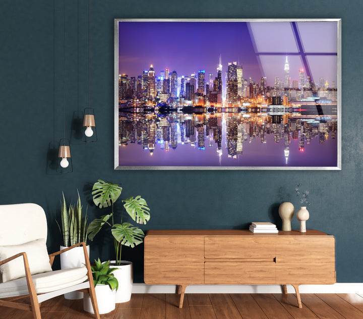 Glaswandkunst mit Skyline von New York City – Kultige Skyline von Manhattan mit atemberaubender Spiegelung am Wasser
