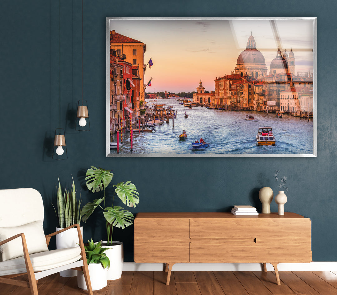 Glaswandkunst am Kanal von Venedig – Ikonischer Blick auf den Canal Grande bei Sonnenuntergang mit Booten