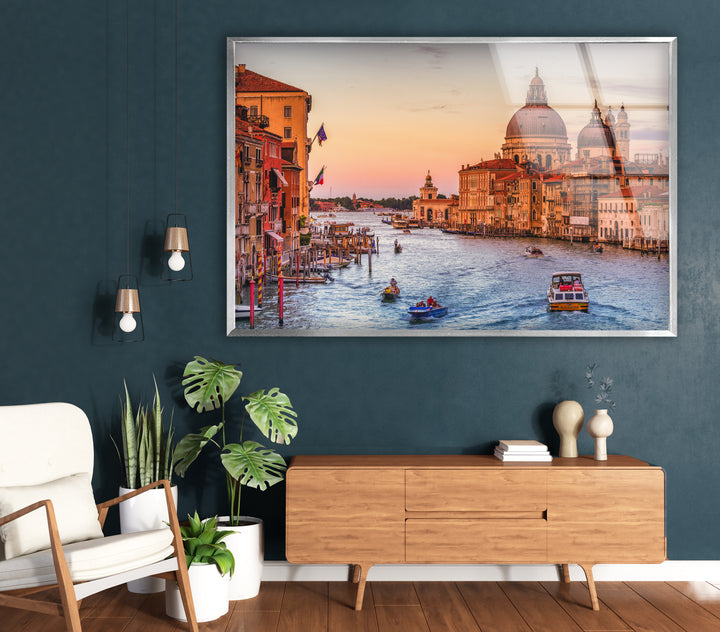 Glaswandkunst am Kanal von Venedig – Ikonischer Blick auf den Canal Grande bei Sonnenuntergang mit Booten
