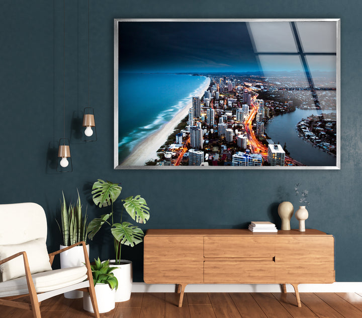Glaswandkunst mit Skyline von Gold Coast – Majestätischer Blick auf die australische Küstenstadt bei Nacht