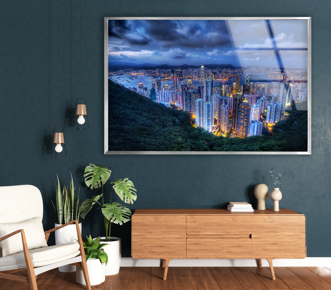Glaswandkunst mit Skyline von Hongkong – Atemberaubender Blick auf die Lichter der Stadt und den Hafen in der Abenddämmerung