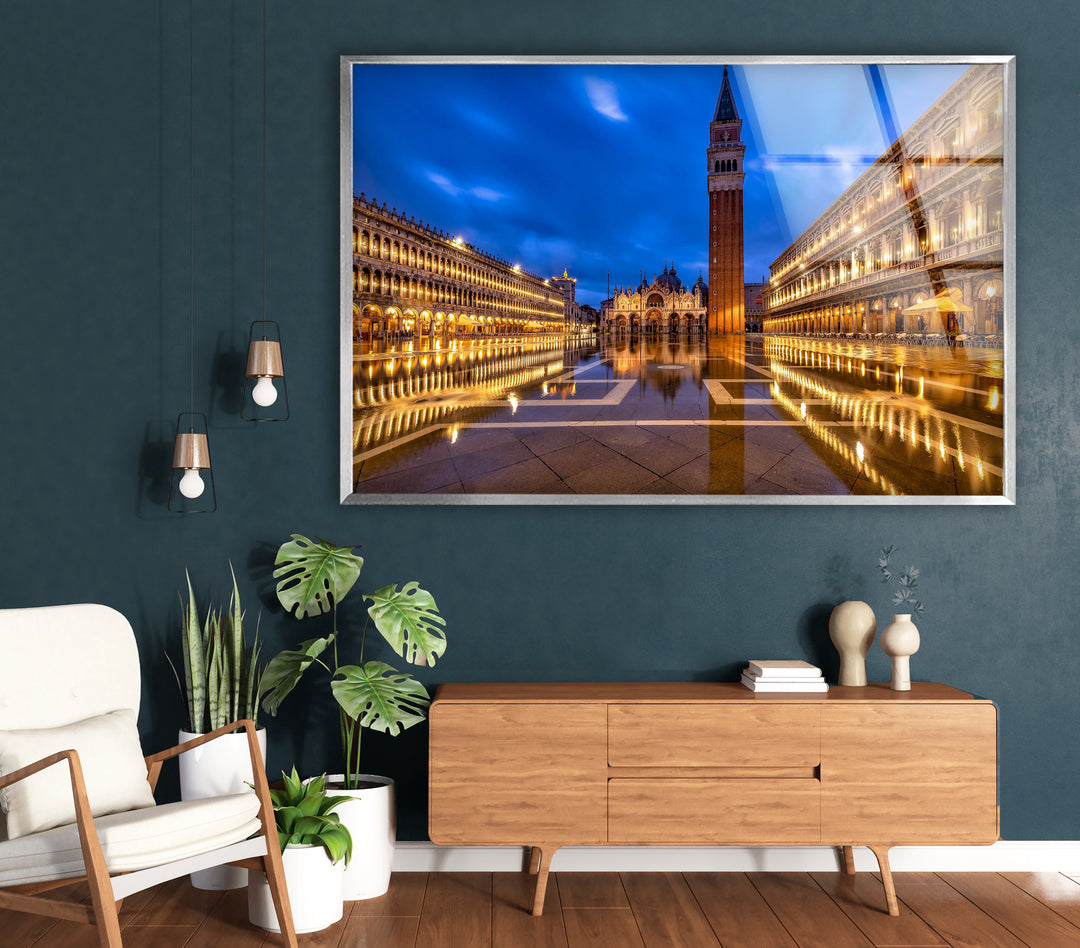Glaswandkunst am Markusplatz – Majestätisches Wahrzeichen von Venedig mit beleuchtetem Campanile