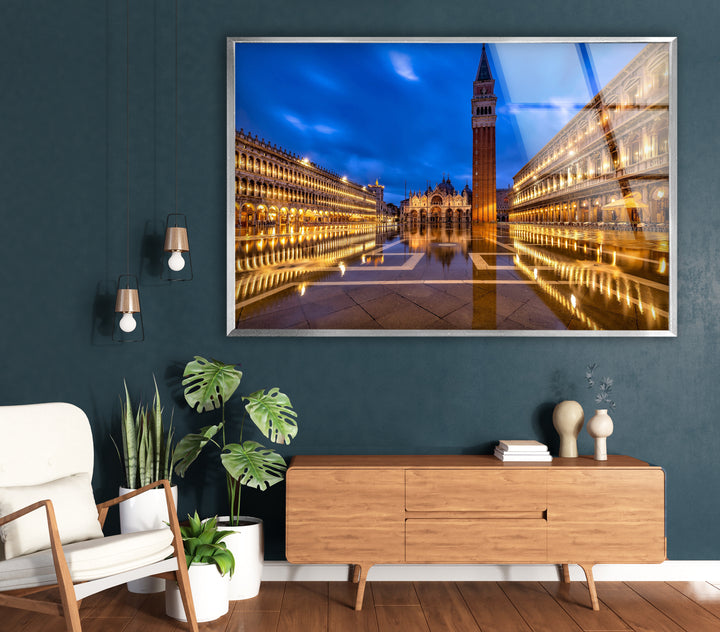 Glaswandkunst am Markusplatz – Majestätisches Wahrzeichen von Venedig mit beleuchtetem Campanile