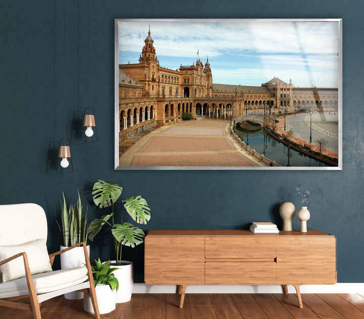 Glaswandkunst Plaza de España – Majestätisches spanisches Wahrzeichen mit malerischem Blick auf den Kanal