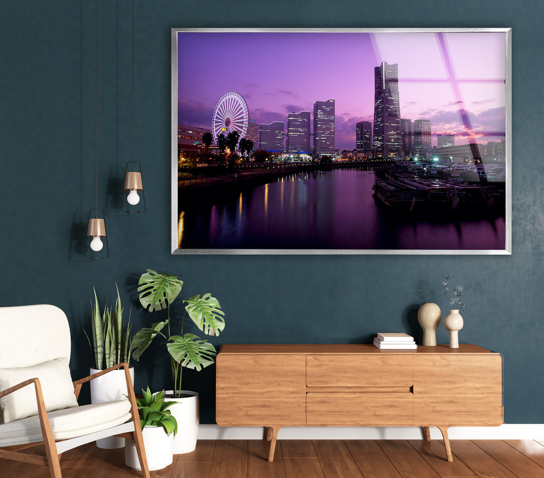 Glaswandkunst mit der Skyline von Yokohama – Atemberaubender Blick auf das Wasser mit Riesenrad bei Sonnenuntergang