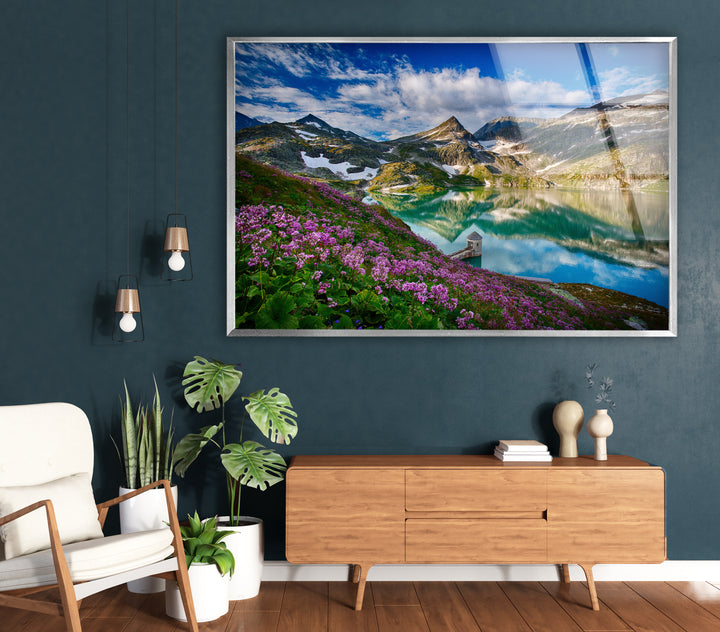 Norwegischer Fjord – Glaswandkunst – Majestätischer Berg mit blühenden Blumen
