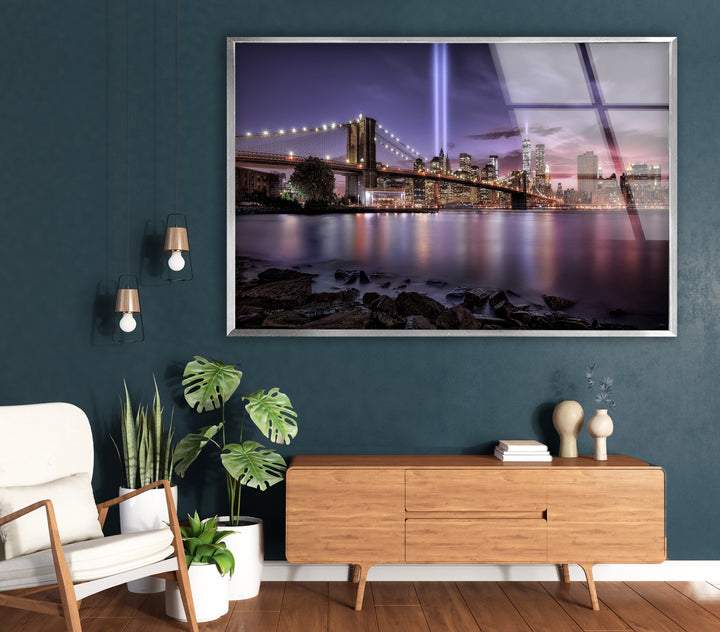 Brooklyn Bridge Glaswandkunst – Atemberaubende Skyline von NYC mit Tribut im Licht