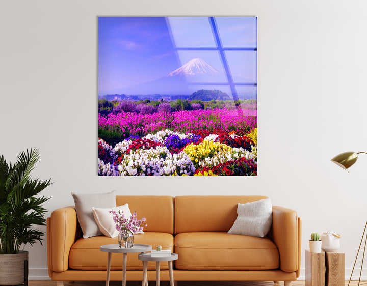Glaswandkunst mit dem Fuji und dem Blumenfeld – Majestätischer Blick auf Japans ikonische Berge und blühende Landschaft