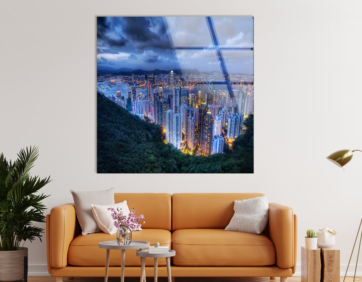 Glaswandkunst mit Skyline von Hongkong – Atemberaubender Blick auf die Lichter der Stadt und den Hafen in der Abenddämmerung