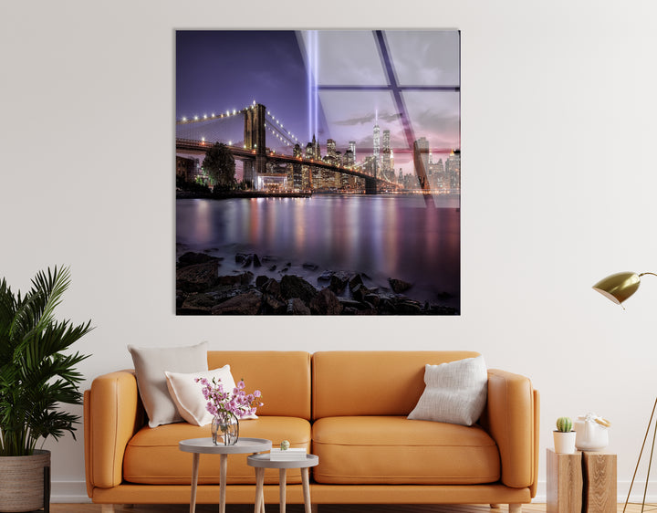 Brooklyn Bridge Glaswandkunst – Atemberaubende Skyline von NYC mit Tribut im Licht
