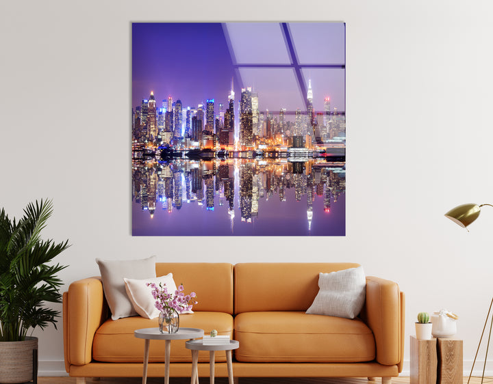 Glaswandkunst mit Skyline von New York City – Kultige Skyline von Manhattan mit atemberaubender Spiegelung am Wasser