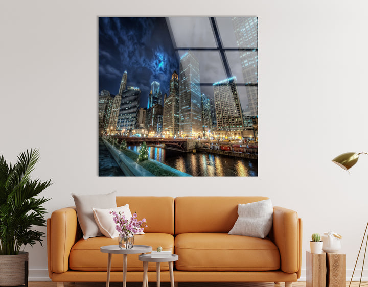 Glaswandkunst mit der Skyline von Chicago – Majestätischer Blick auf Chicagos berühmten Fluss und die Wolkenkratzer bei Nacht