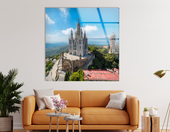 Glaswandkunst der Tibidabo-Kathedrale – Majestätischer Blick auf Barcelonas berühmten Berg und die Kirche