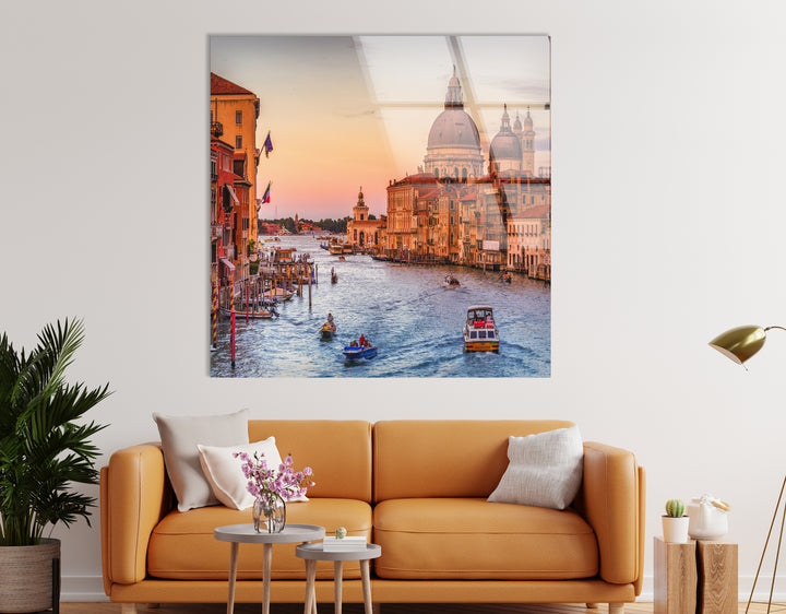 Glaswandkunst am Kanal von Venedig – Ikonischer Blick auf den Canal Grande bei Sonnenuntergang mit Booten