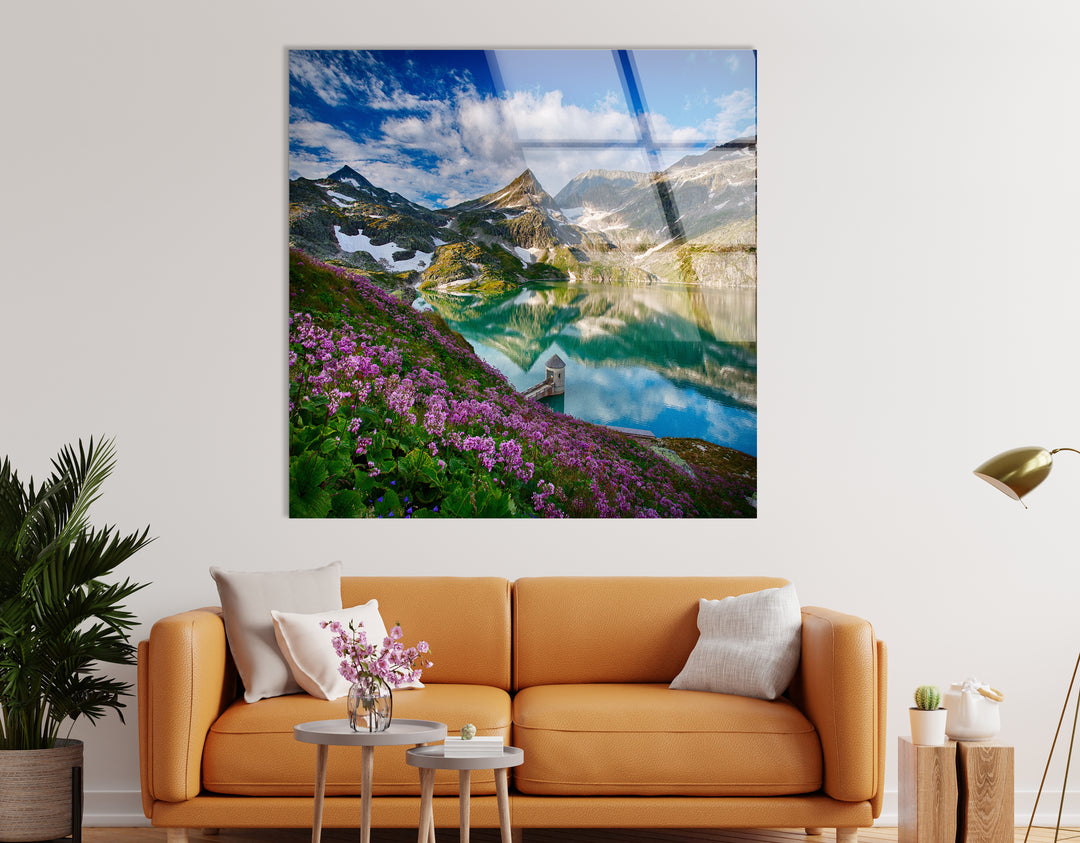 Norwegischer Fjord – Glaswandkunst – Majestätischer Berg mit blühenden Blumen