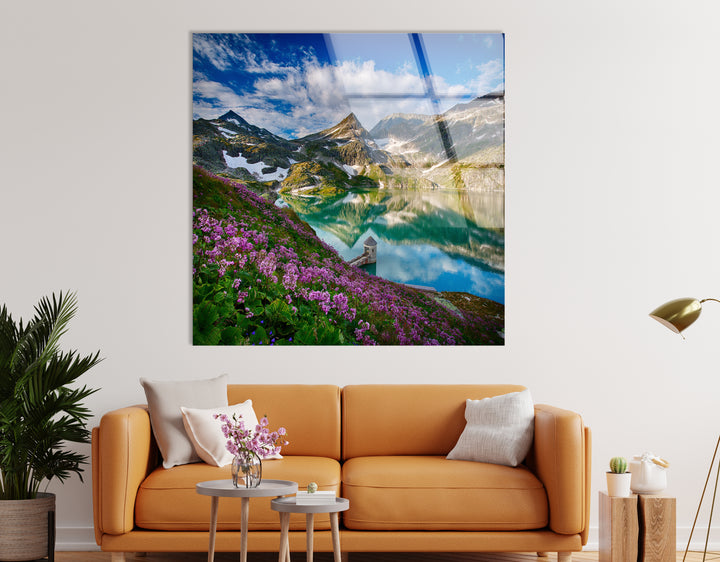 Norwegischer Fjord – Glaswandkunst – Majestätischer Berg mit blühenden Blumen