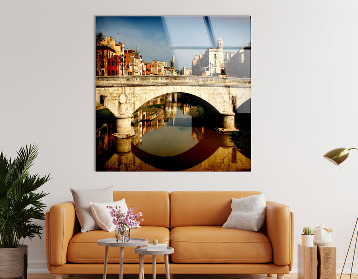 Glaswandkunst mit der Girona-Brücke – malerischer Blick auf die spanische Stadt mit Spiegelung im Fluss