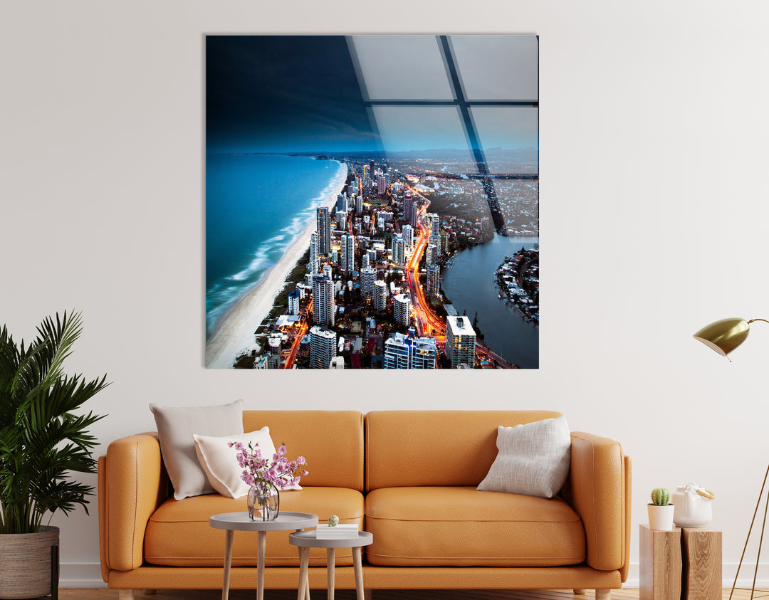 Glaswandkunst mit Skyline von Gold Coast – Majestätischer Blick auf die australische Küstenstadt bei Nacht