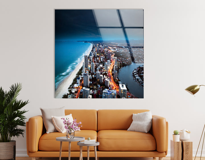 Glaswandkunst mit Skyline von Gold Coast – Majestätischer Blick auf die australische Küstenstadt bei Nacht