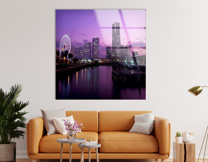 Glaswandkunst mit der Skyline von Yokohama – Atemberaubender Blick auf das Wasser mit Riesenrad bei Sonnenuntergang