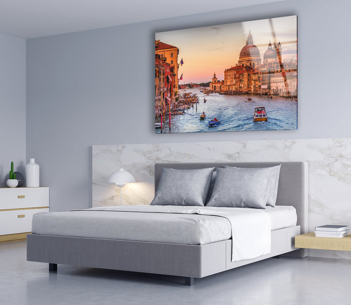 Glaswandkunst am Kanal von Venedig – Ikonischer Blick auf den Canal Grande bei Sonnenuntergang mit Booten