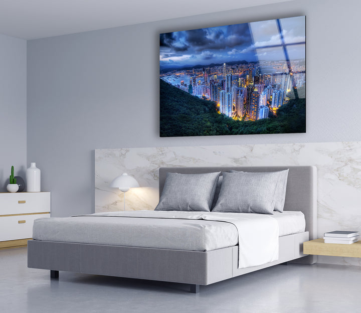 Glaswandkunst mit Skyline von Hongkong – Atemberaubender Blick auf die Lichter der Stadt und den Hafen in der Abenddämmerung