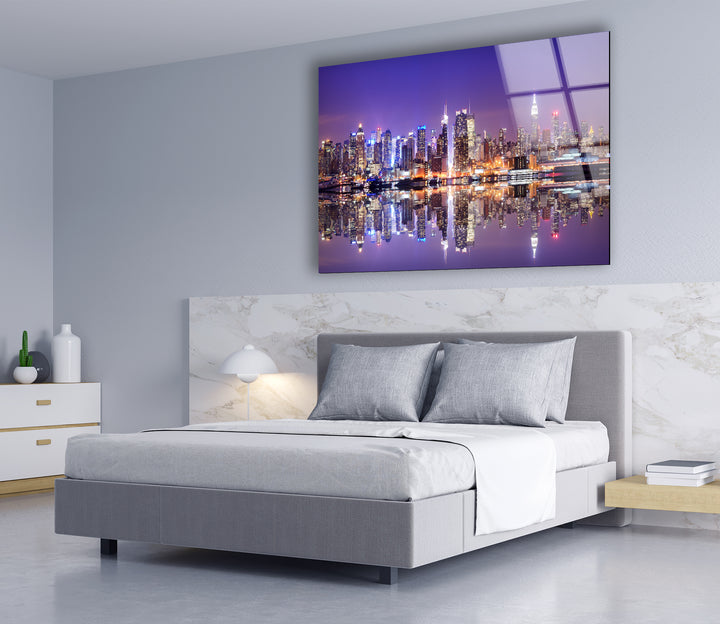 Glaswandkunst mit Skyline von New York City – Kultige Skyline von Manhattan mit atemberaubender Spiegelung am Wasser