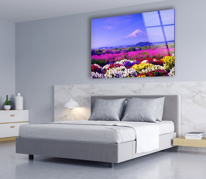 Glaswandkunst mit dem Fuji und dem Blumenfeld – Majestätischer Blick auf Japans ikonische Berge und blühende Landschaft