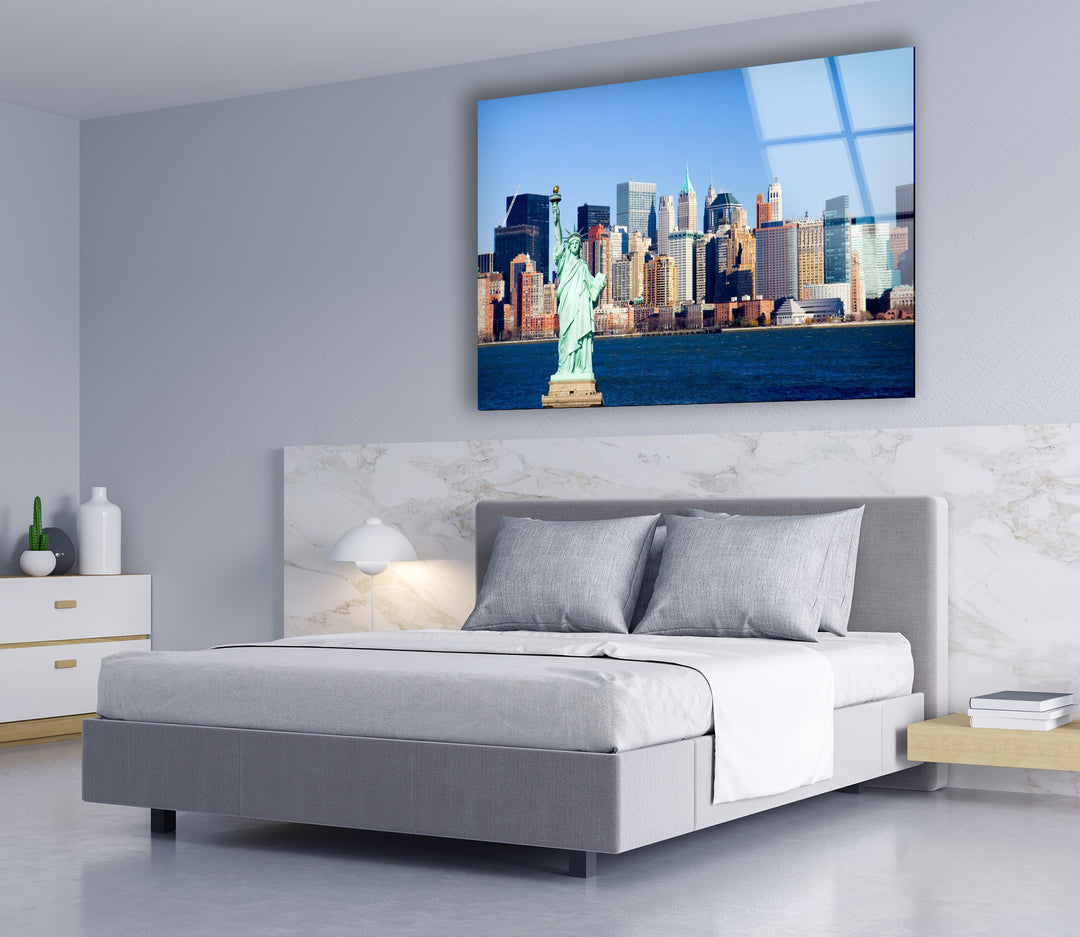 Glaswandkunst mit der Freiheitsstatue – Kultiges Wahrzeichen New Yorks mit atemberaubendem Blick auf die Skyline