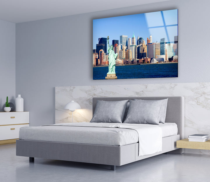 Glaswandkunst mit der Freiheitsstatue – Kultiges Wahrzeichen New Yorks mit atemberaubendem Blick auf die Skyline