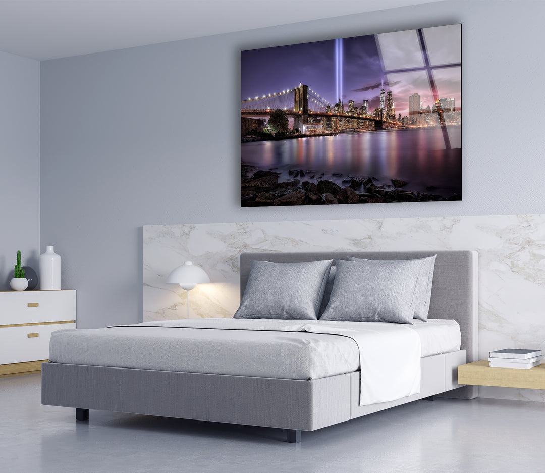 Brooklyn Bridge Glaswandkunst – Atemberaubende Skyline von NYC mit Tribut im Licht