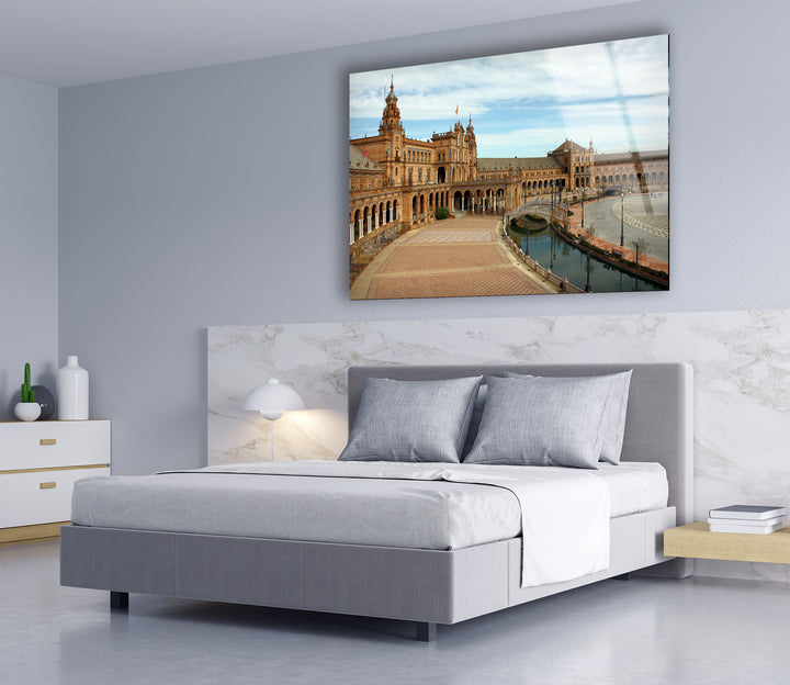 Glaswandkunst Plaza de España – Majestätisches spanisches Wahrzeichen mit malerischem Blick auf den Kanal