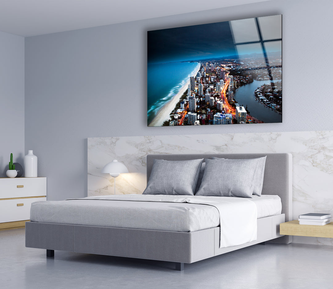 Glaswandkunst mit Skyline von Gold Coast – Majestätischer Blick auf die australische Küstenstadt bei Nacht