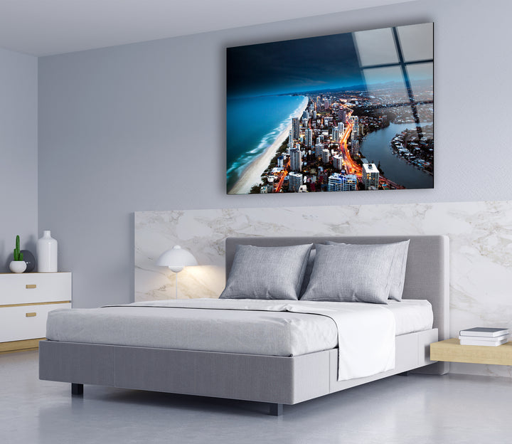Glaswandkunst mit Skyline von Gold Coast – Majestätischer Blick auf die australische Küstenstadt bei Nacht