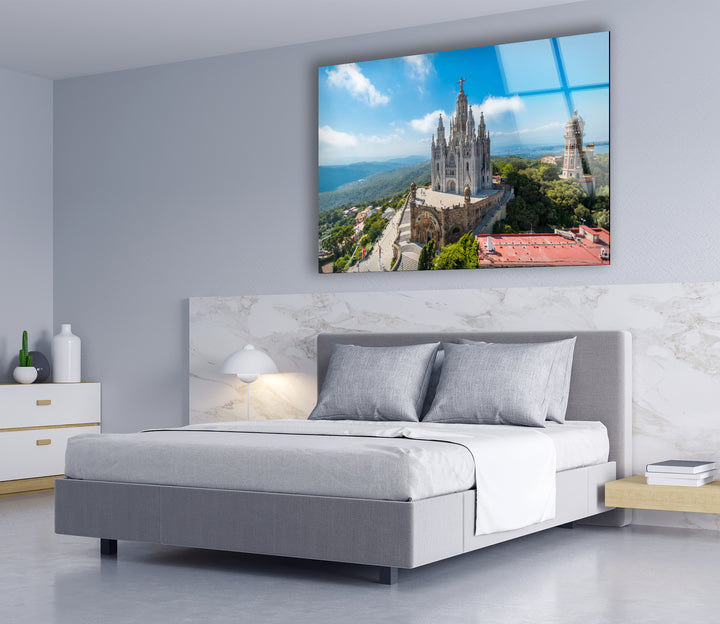 Glaswandkunst der Tibidabo-Kathedrale – Majestätischer Blick auf Barcelonas berühmten Berg und die Kirche