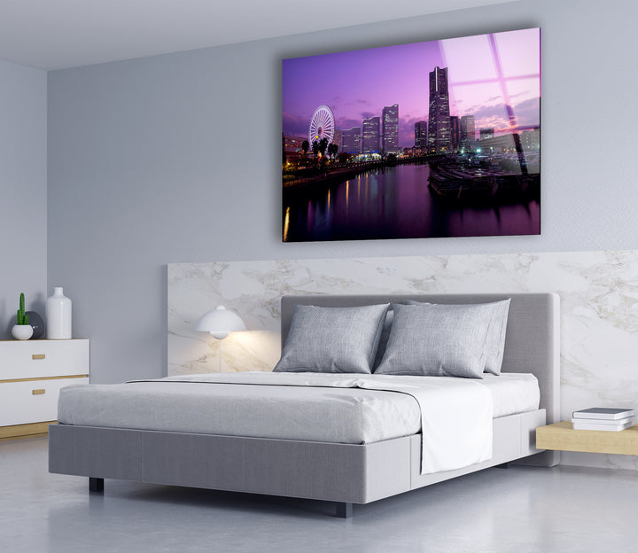 Glaswandkunst mit der Skyline von Yokohama – Atemberaubender Blick auf das Wasser mit Riesenrad bei Sonnenuntergang