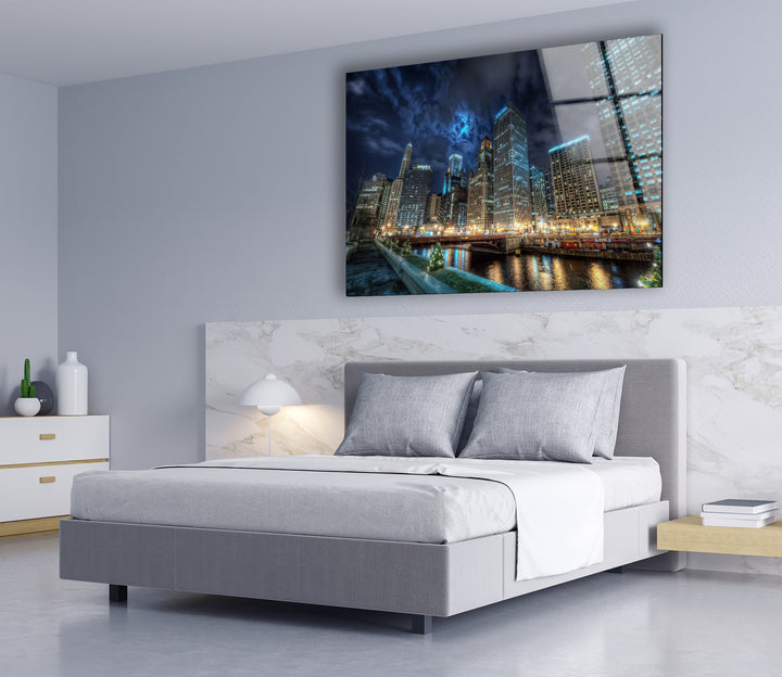 Glaswandkunst mit der Skyline von Chicago – Majestätischer Blick auf Chicagos berühmten Fluss und die Wolkenkratzer bei Nacht