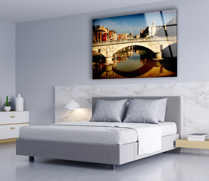 Glaswandkunst mit der Girona-Brücke – malerischer Blick auf die spanische Stadt mit Spiegelung im Fluss