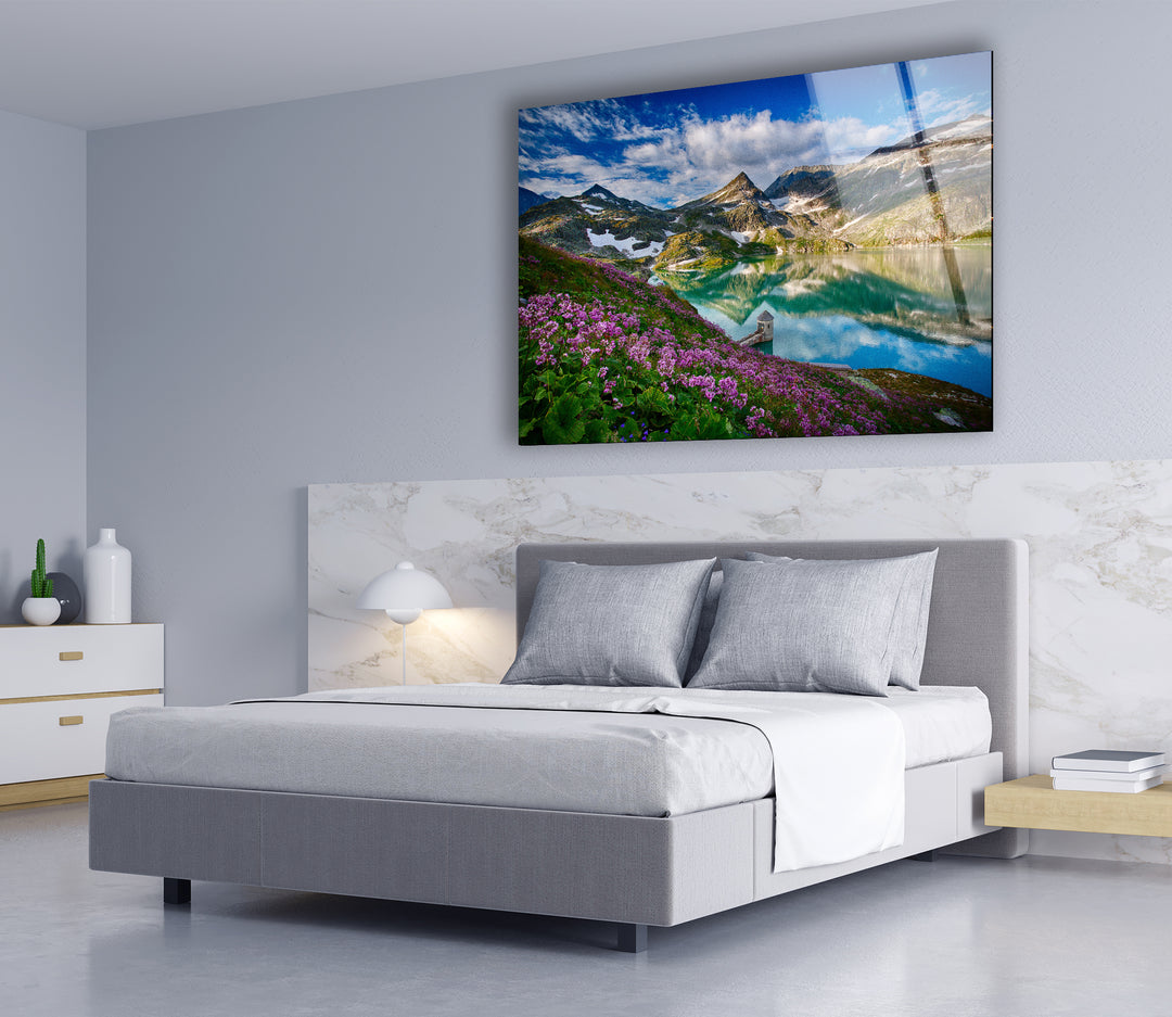 Norwegischer Fjord – Glaswandkunst – Majestätischer Berg mit blühenden Blumen