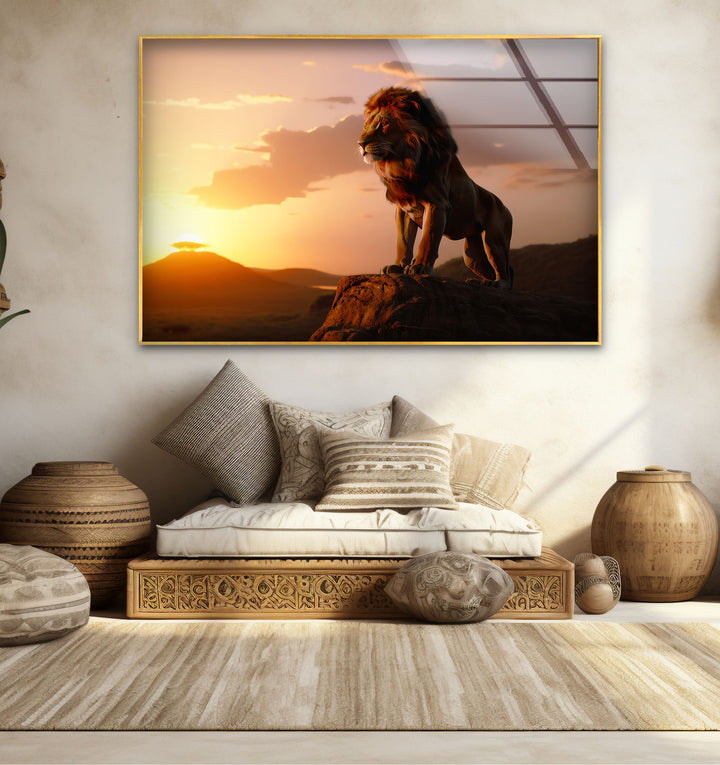 Wandkunst mit Löwe bei Sonnenuntergang – Majestätischer Glasdruck mit Safari-Szene für mutige Innenräume
