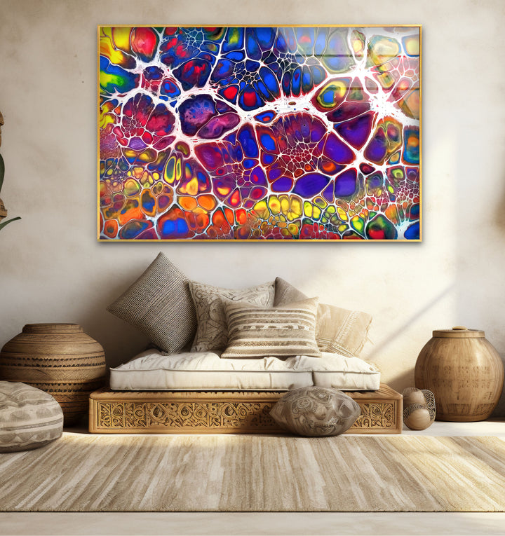 Farbenfrohe abstrakte Glaswandkunst – Lebendiges Fraktaldesign für moderne Innenräume
