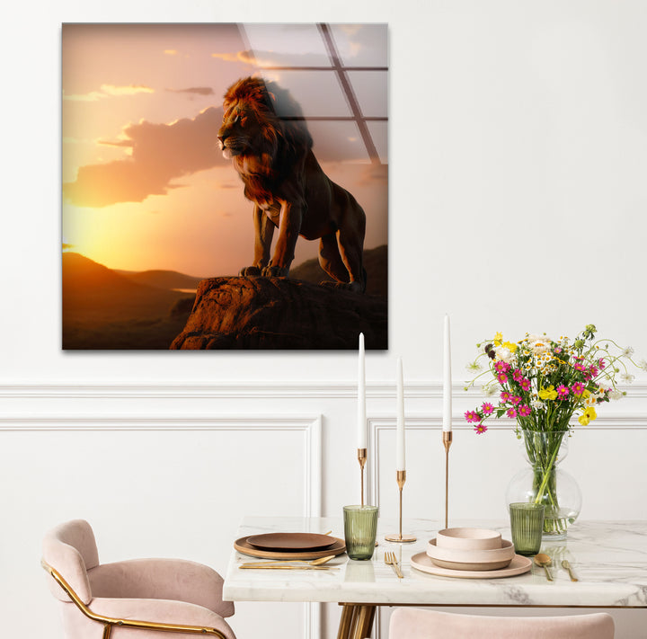 Wandkunst mit Löwe bei Sonnenuntergang – Majestätischer Glasdruck mit Safari-Szene für mutige Innenräume