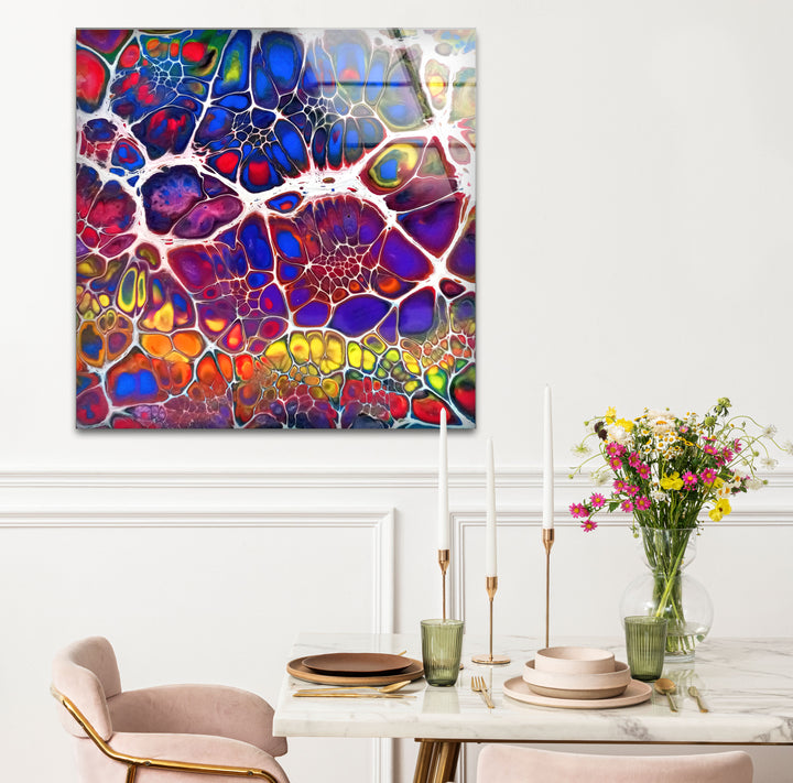 Farbenfrohe abstrakte Glaswandkunst – Lebendiges Fraktaldesign für moderne Innenräume