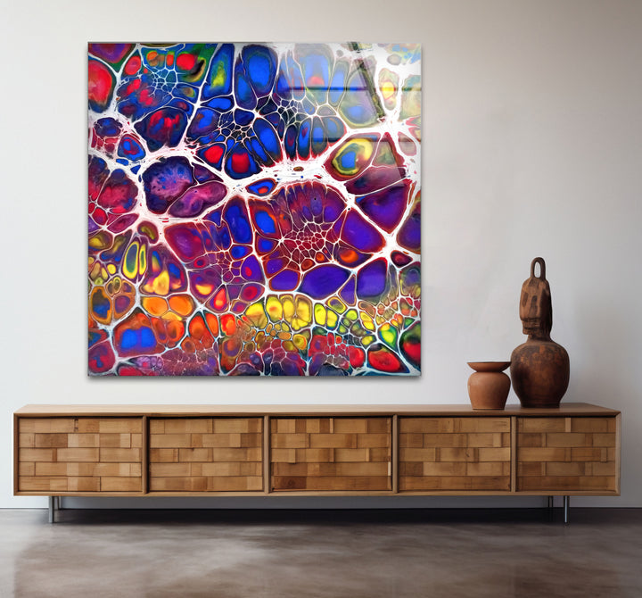 Farbenfrohe abstrakte Glaswandkunst – Lebendiges Fraktaldesign für moderne Innenräume