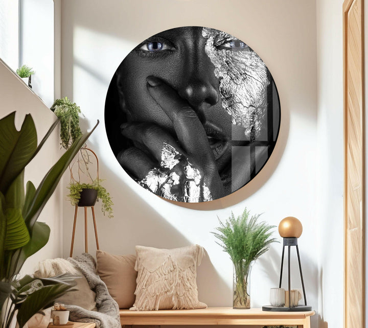 Silberne afrikanische Frau aus Glas als Wanddekoration