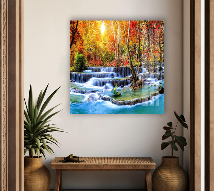 Wasserfall im Herbstwald Glaswandkunst