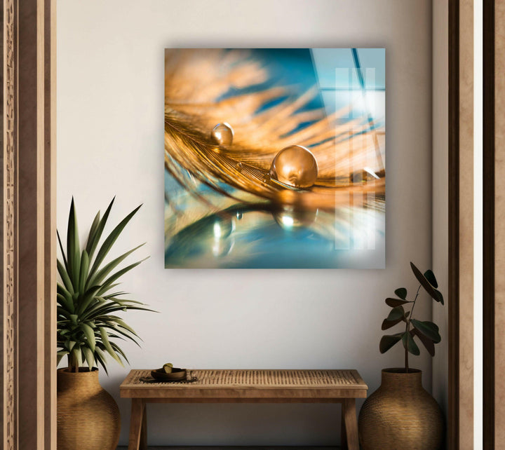 Goldener Tropfen auf der Feder, Glaswandkunst