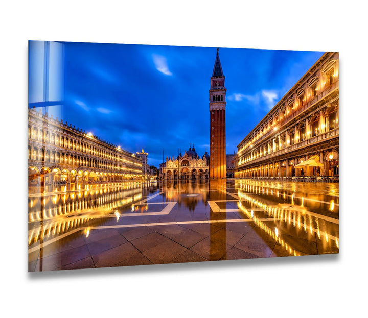 Glaswandkunst am Markusplatz – Majestätisches Wahrzeichen von Venedig mit beleuchtetem Campanile