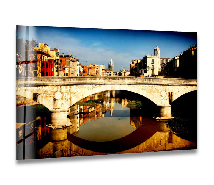 Glaswandkunst mit der Girona-Brücke – malerischer Blick auf die spanische Stadt mit Spiegelung im Fluss
